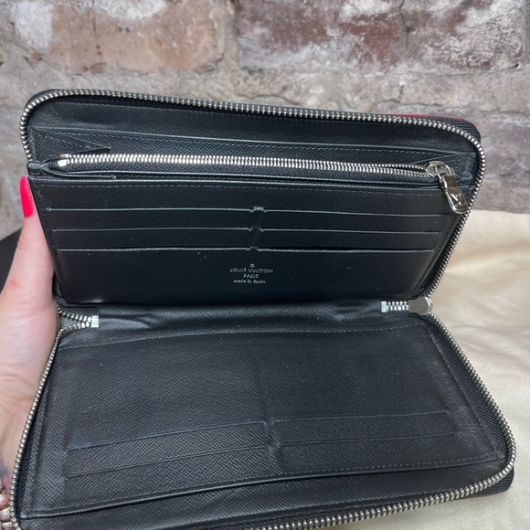 Rare authentic LV large wallet - Picture 4 of 4